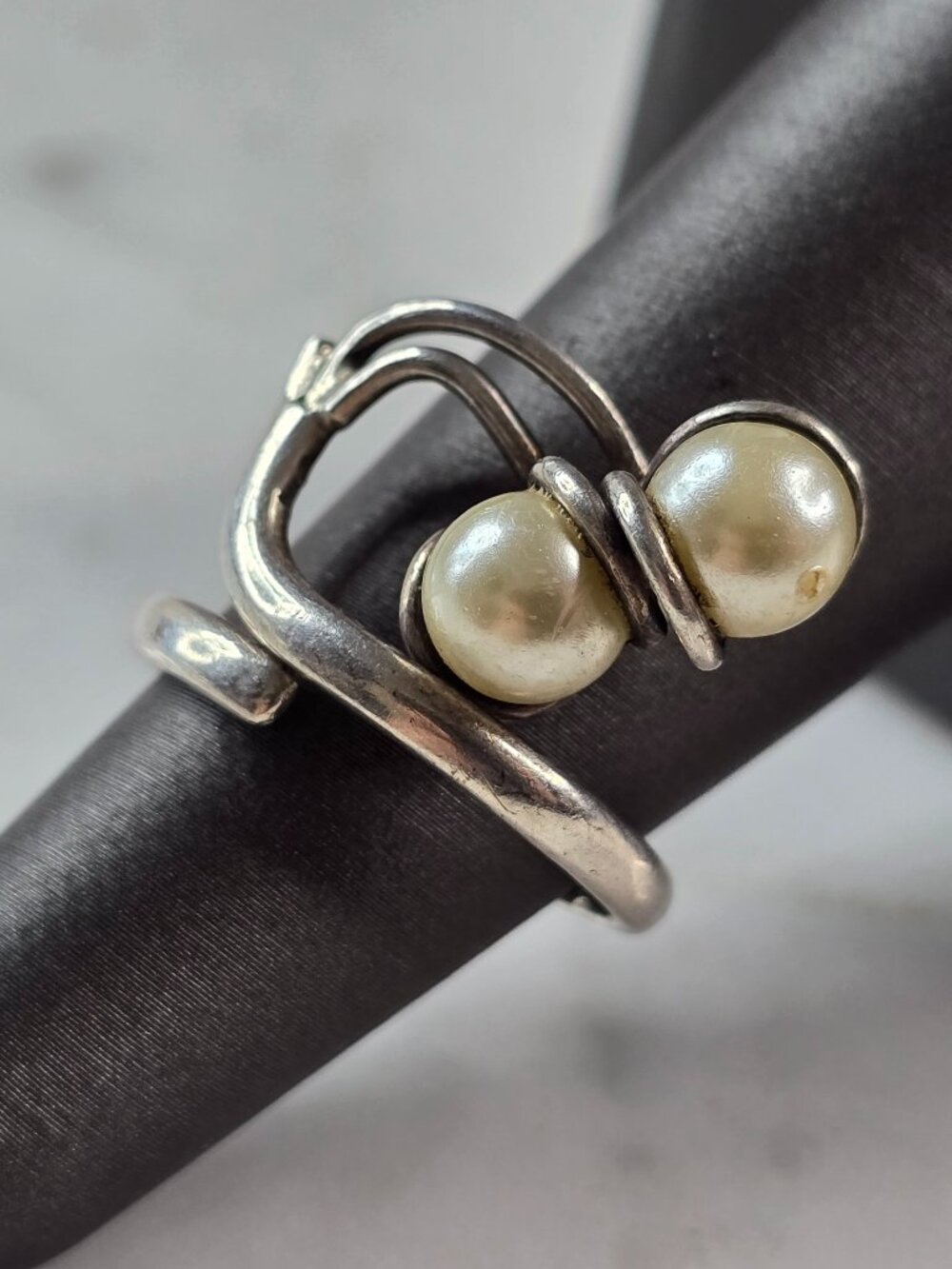 Womens Vintage Estate Sterling Silver Modernist Faux Pearl Ring 4.1g E1927